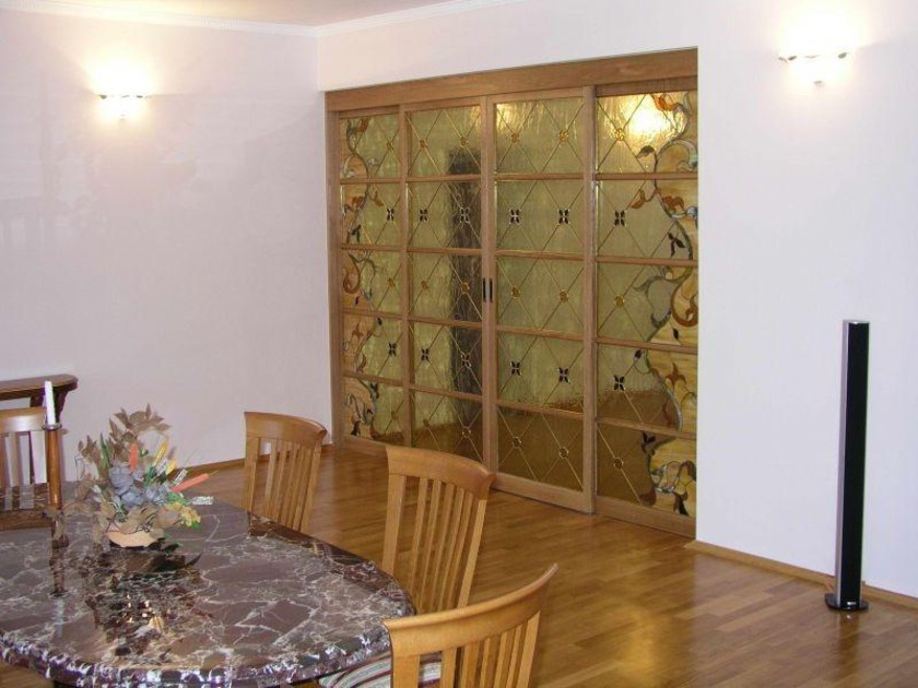 Перегородка для гостиной с цветным стеклом и декоративными вставками Новошахтинск