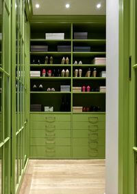 Г-образная гардеробная комната в зеленом цвете Новошахтинск